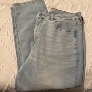 NWT, American Eagle light wash Mom Jean